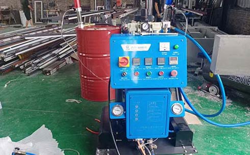 斷橋鋁型材中間填充硬質聚氨酯泡沫(圖1) Q2600D聚氨酯泡沫發泡機