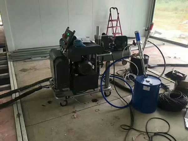 輕鋼別墅房噴涂聚氨酯保溫用什么發泡機(圖2) H5600輕鋼別墅房噴涂聚氨酯保溫發泡機